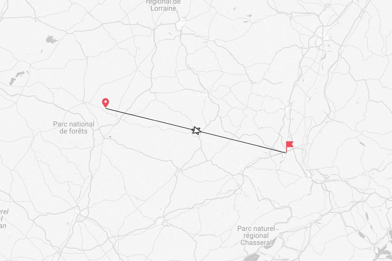 Un mapa estilizado que muestra una ruta entre un icono de pin cerca del Parc national de forêts y un icono de bandera, con una estrella marcando el punto medio.