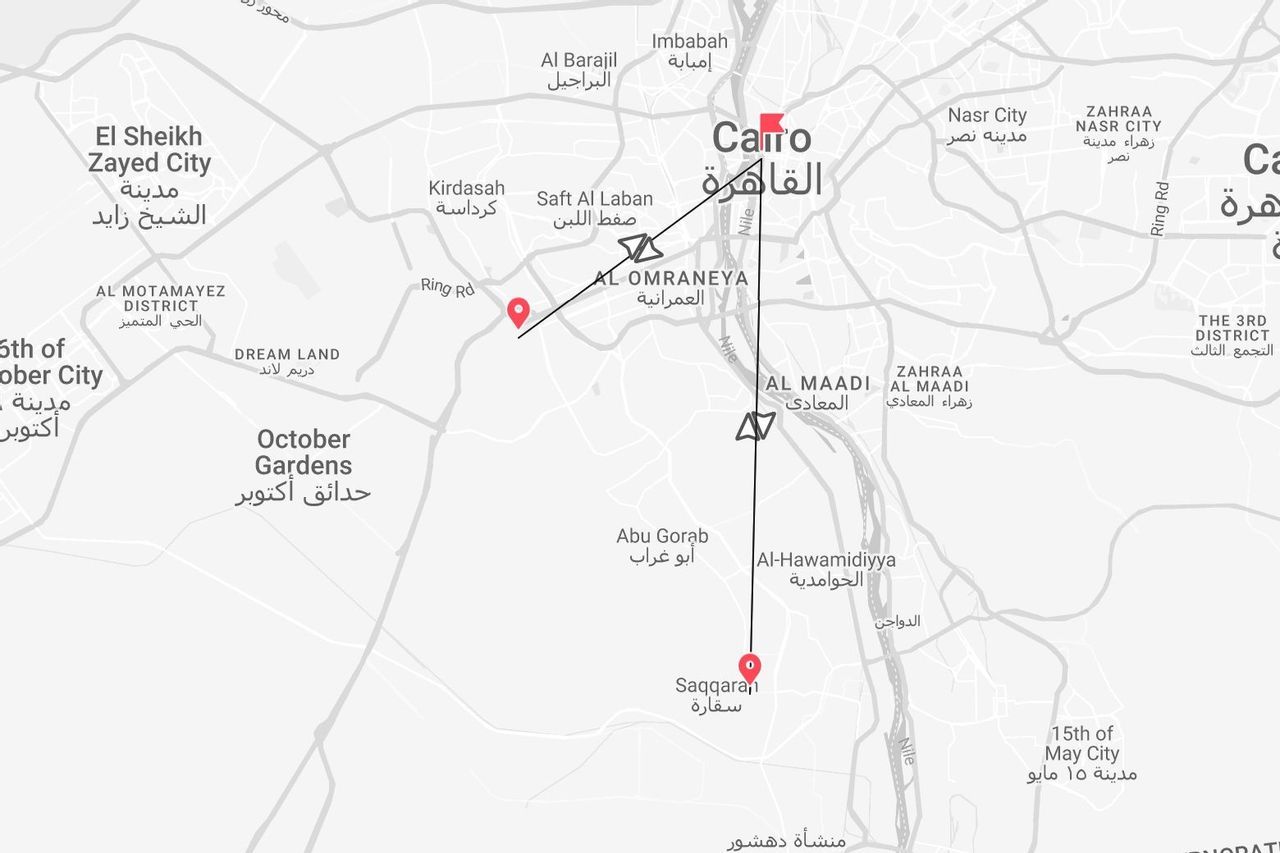 Eine Graustufenkarte zeigt eine Reiseroute in Ägypten, die bei Kairo beginnt und über Al Maadi nach Sakkara führt.