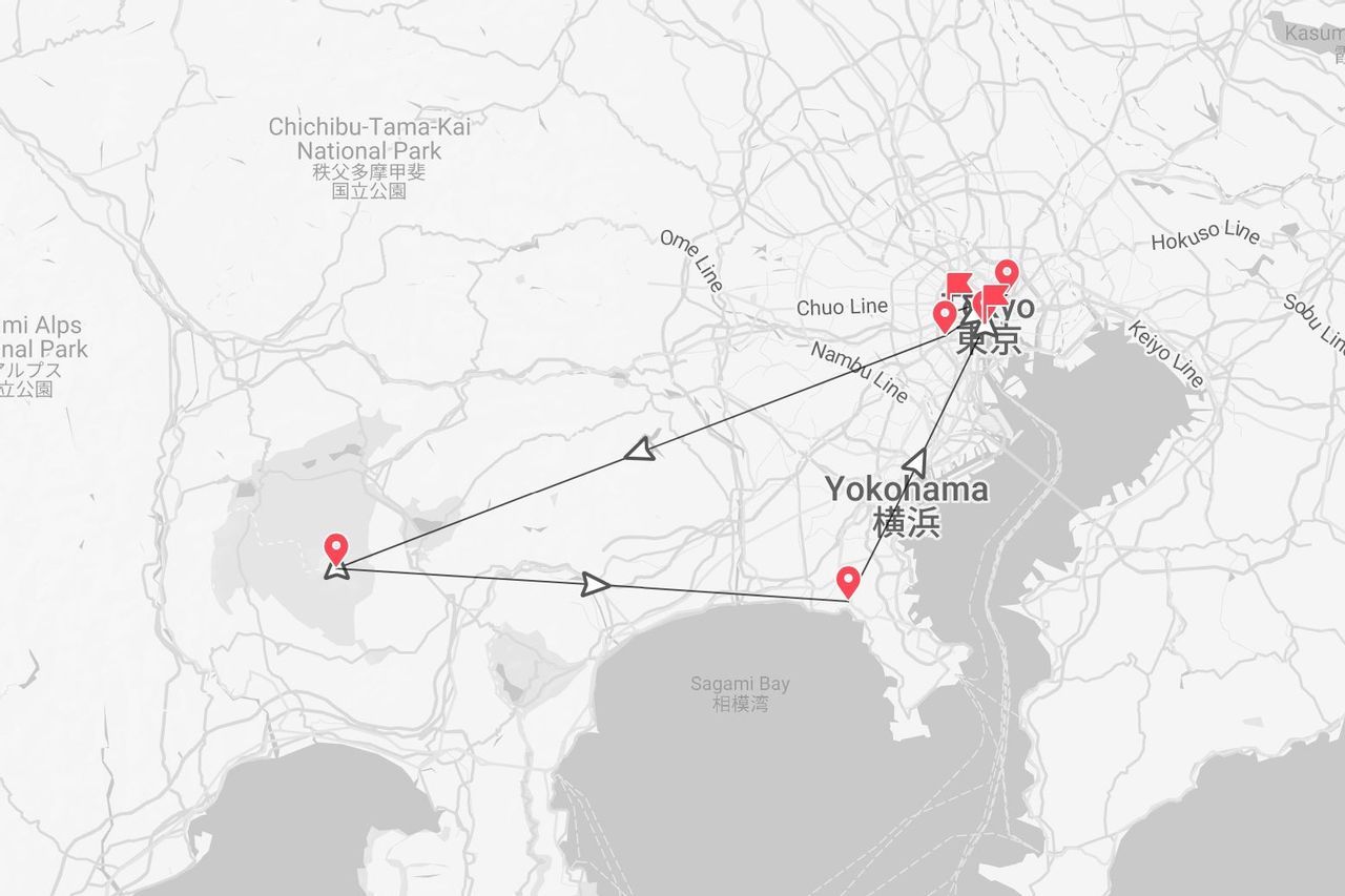Una mappa di un itinerario di viaggio in Giappone che collega Tokyo, Yokohama e il Parco Nazionale di Chichibu-Tama-Kai in un percorso triangolare.