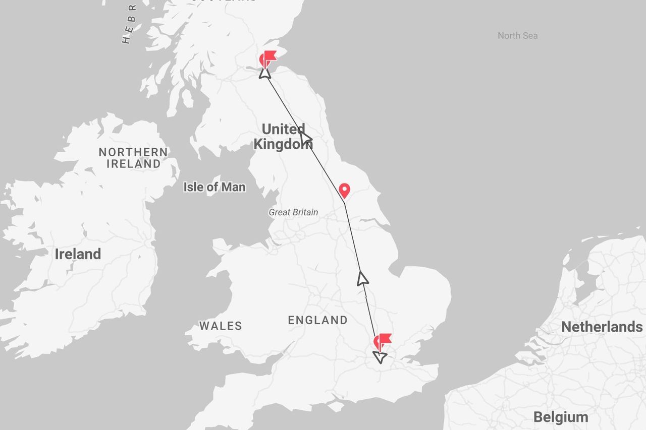 Una mappa del Regno Unito che mostra un itinerario di viaggio con puntine rosse che indicano un percorso dalla Scozia all'Inghilterra meridionale.