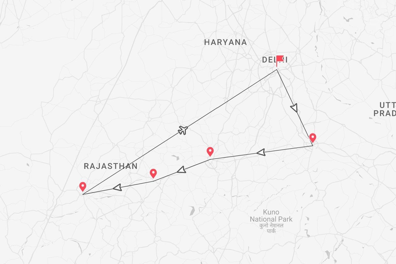 Un mapa que muestra un itinerario de viaje triangular en el norte de la India, con inicio y fin en Delhi y paradas en Rajastán.