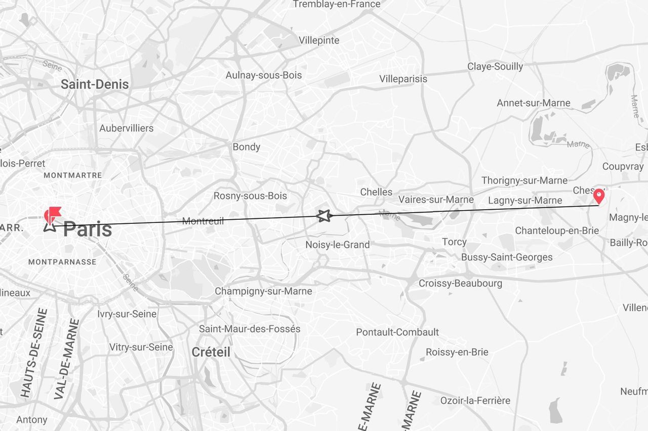 Une carte en niveaux de gris montrant un itinéraire direct marqué d'une ligne de Paris à Chessy, passant par diverses villes françaises.