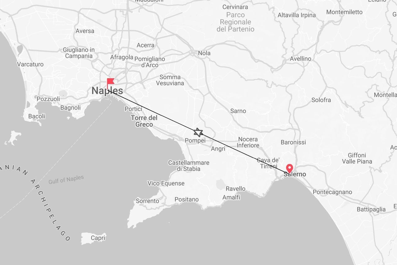 Una mappa in scala di grigi che mostra un itinerario di viaggio da Napoli a Salerno in Italia, con una sosta segnata a Pompei.