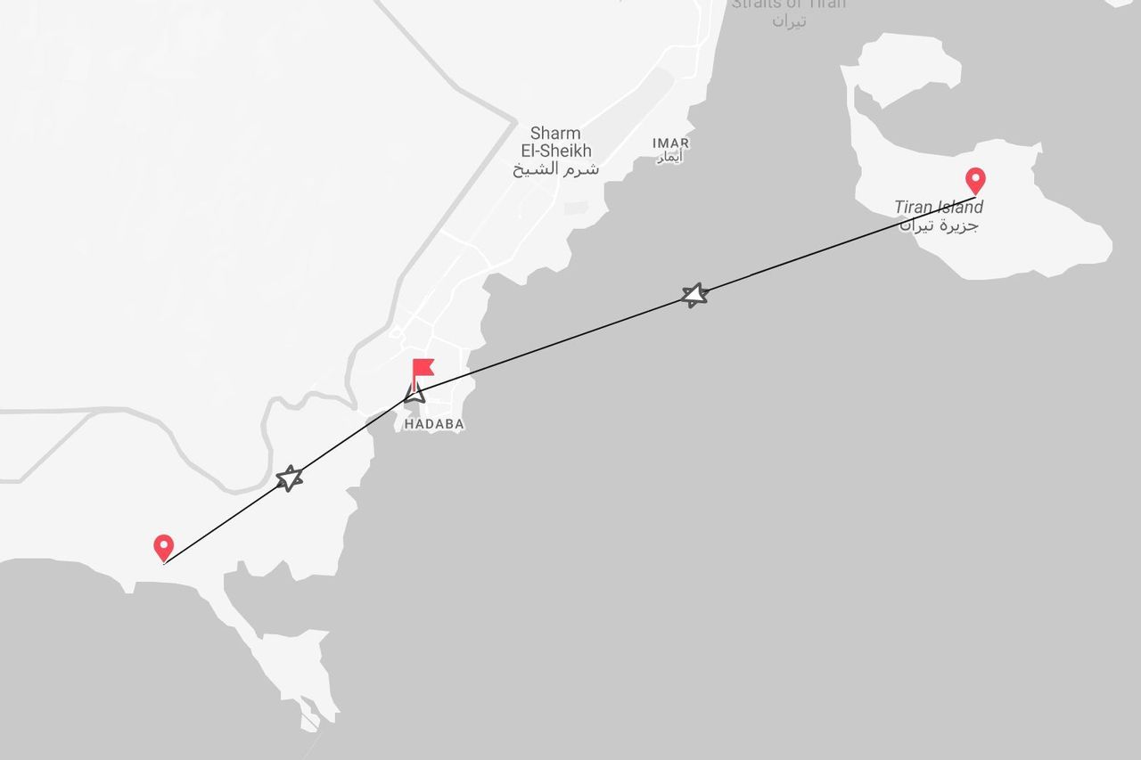 Una mappa semplificata che mostra un percorso di viaggio dalla costa di Sharm El-Sheikh e Hadaba all'Isola di Tiran.
