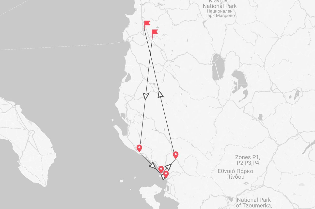 Un mapa que ilustra un itinerario de viaje con una ruta y marcadores cerca del Parque Nacional Mavrovo y el Parque Nacional de Tzoumerka.