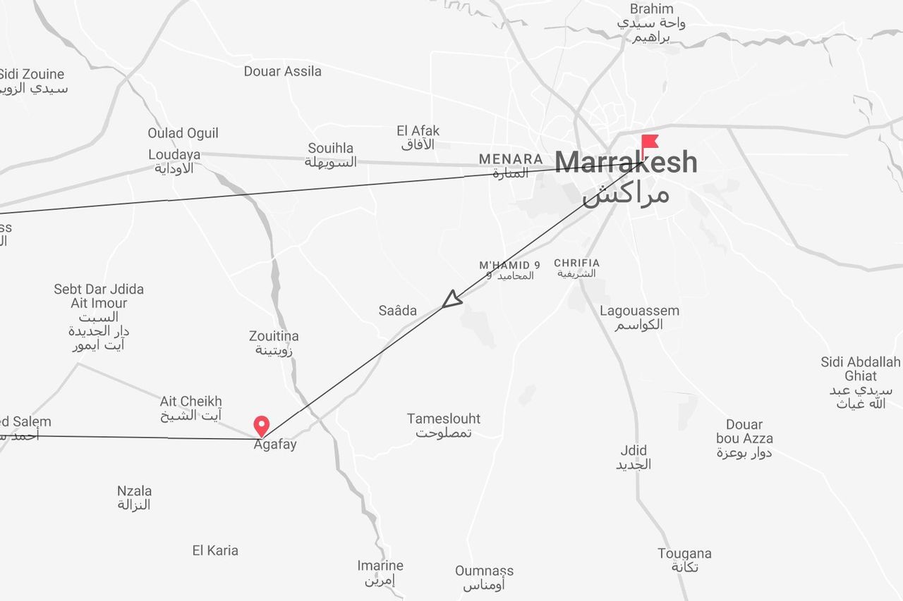 Un mapa en escala de grises mostrando una ruta de viaje entre Marrakech y Agafay en Marruecos, con pueblos y carreteras etiquetados.