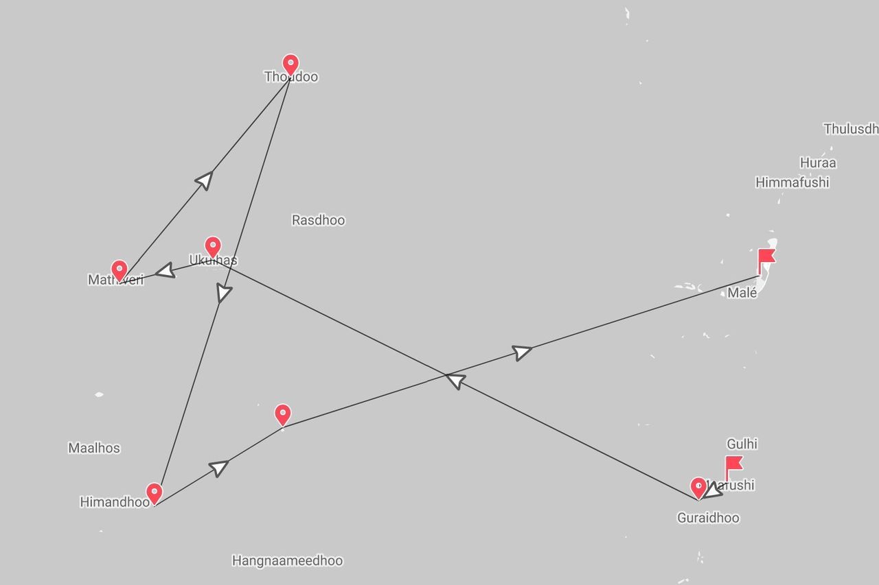 Un mapa de Maldivas mostrando una ruta de viaje que conecta varias islas, incluyendo Malé, Thoddoo, Himandhoo y Guraidhoo.
