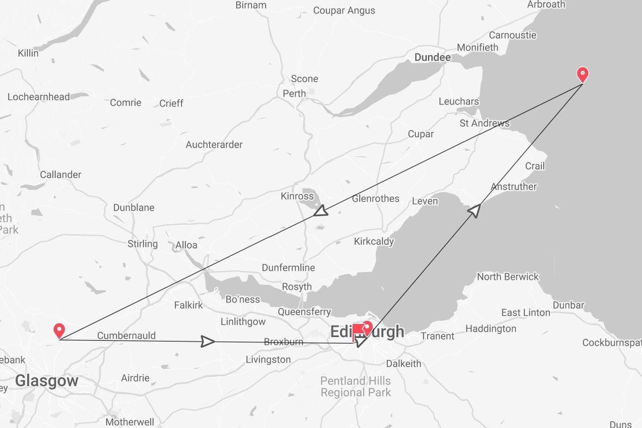 Un mapa de Escocia que muestra una ruta de viaje conectando puntos cerca de Glasgow, Edimburgo y la costa cerca de St Andrews y Dundee.