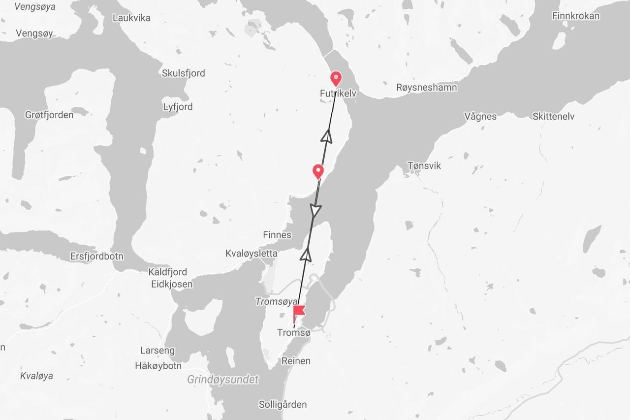Un mapa en escala de grises que muestra una ruta de viaje que comienza en Tromsø, Noruega, y se dirige hacia el norte a lo largo de la costa hacia Futrikelv.