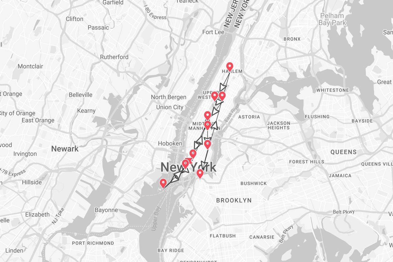 Un mapa en escala de grises de Nueva York con un itinerario de viaje marcado con chinchetas rojas, mostrando una ruta a través del distrito de Manhattan.