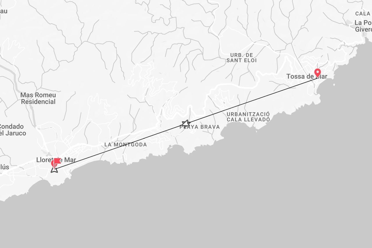 Una mappa in scala di grigi che mostra un percorso costiero tra Lloret de Mar e Tossa de Mar, con un punto intermedio a Playa Brava.