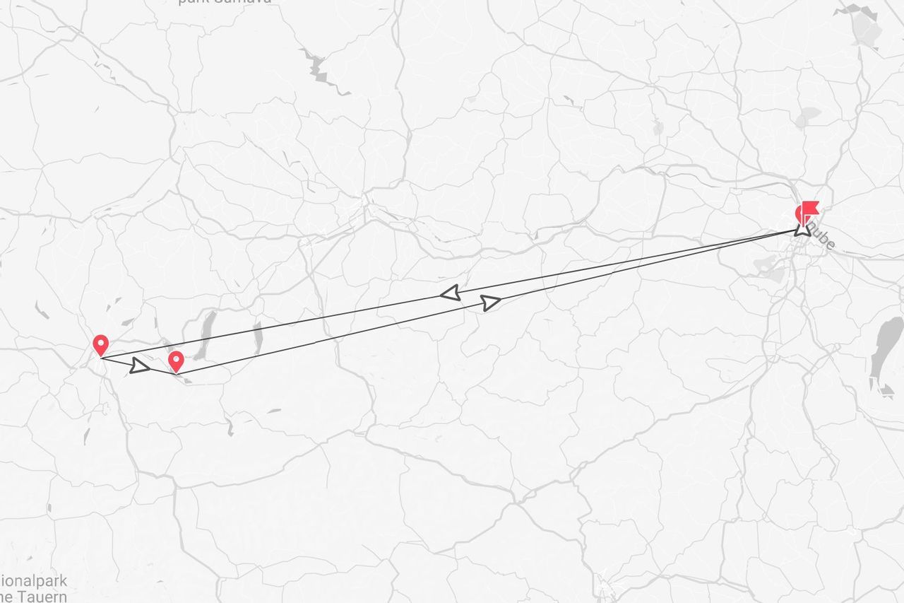Una mappa minimalista che illustra un itinerario di viaggio con indicatori rossi, con partenza dal Danubio e un percorso ad anello attraverso l'area del Parco Nazionale Alti Tauri.