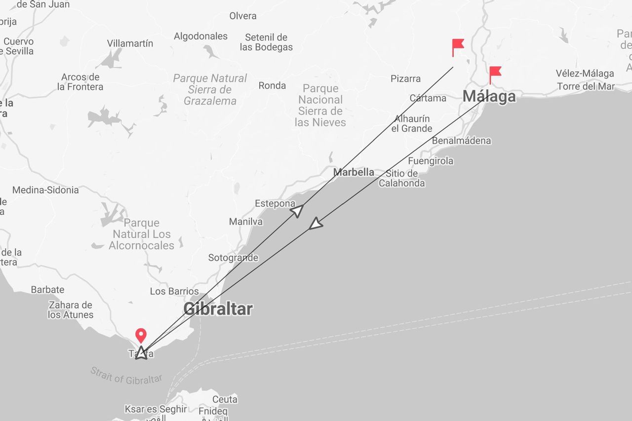 Una mappa in scala di grigi che mostra un itinerario di viaggio nel sud della Spagna, che collega Tarifa, vicino allo Stretto di Gibilterra, con Marbella e Málaga.