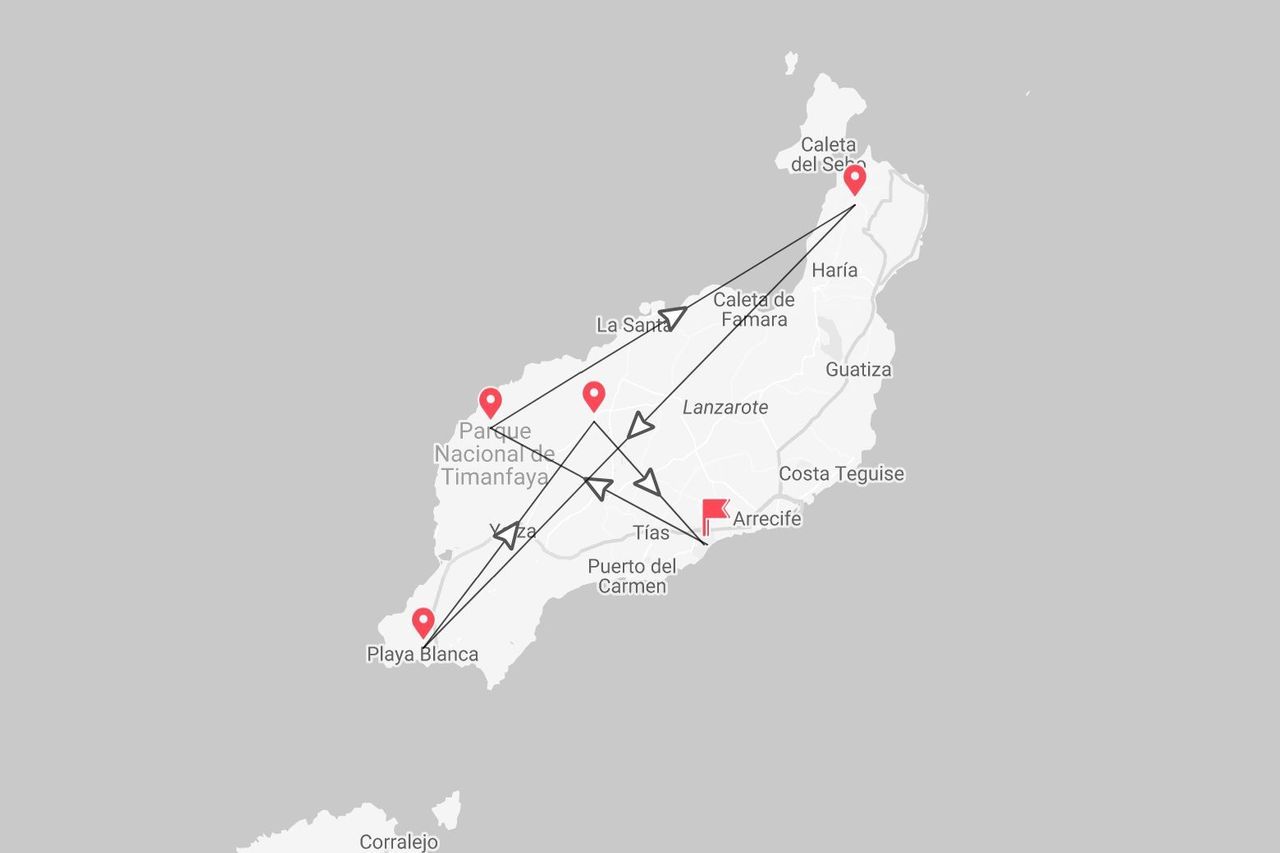 Una mappa dell'isola di Lanzarote che mostra un itinerario di viaggio che collega diversi punti, inclusi il Parco Nazionale di Timanfaya, Playa Blanca e Arrecife.