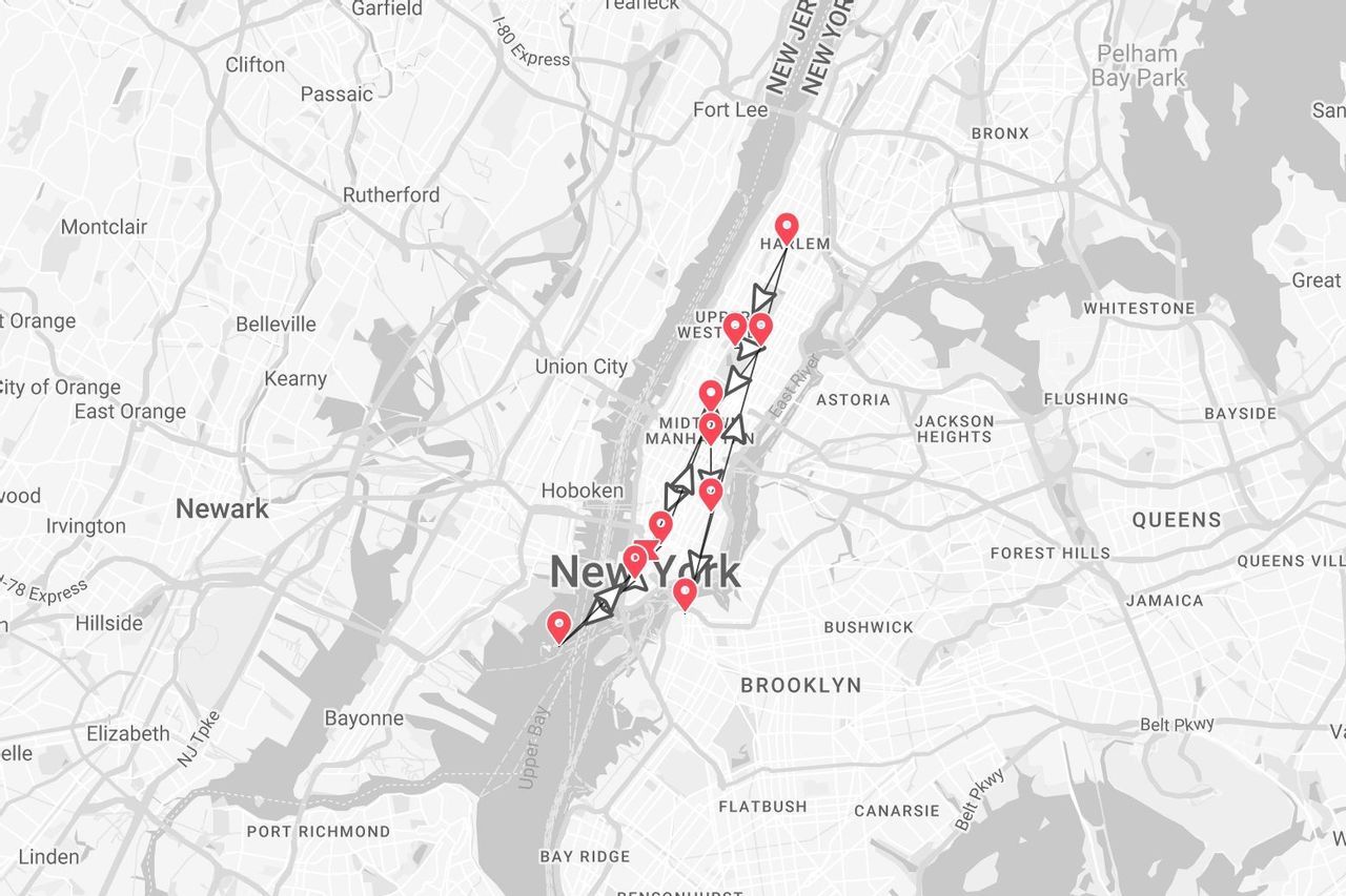 Una mappa in scala di grigi di New York che mostra un itinerario di viaggio attraverso Manhattan, segnato da una linea nera e puntine rosse.