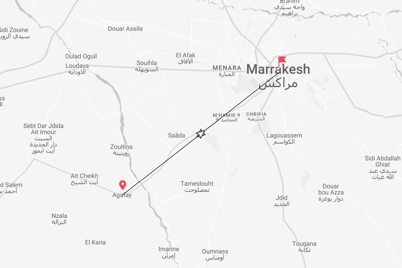 Una mappa che mostra il percorso da Agafay a Marrakech, con i nomi dei luoghi in inglese e arabo.