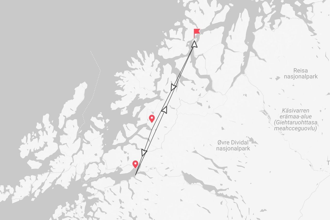 Una mappa in scala di grigi della Scandinavia settentrionale che mostra un itinerario di viaggio attraverso i parchi nazionali di Reisa, Käsivarren e Øvre Dividal.