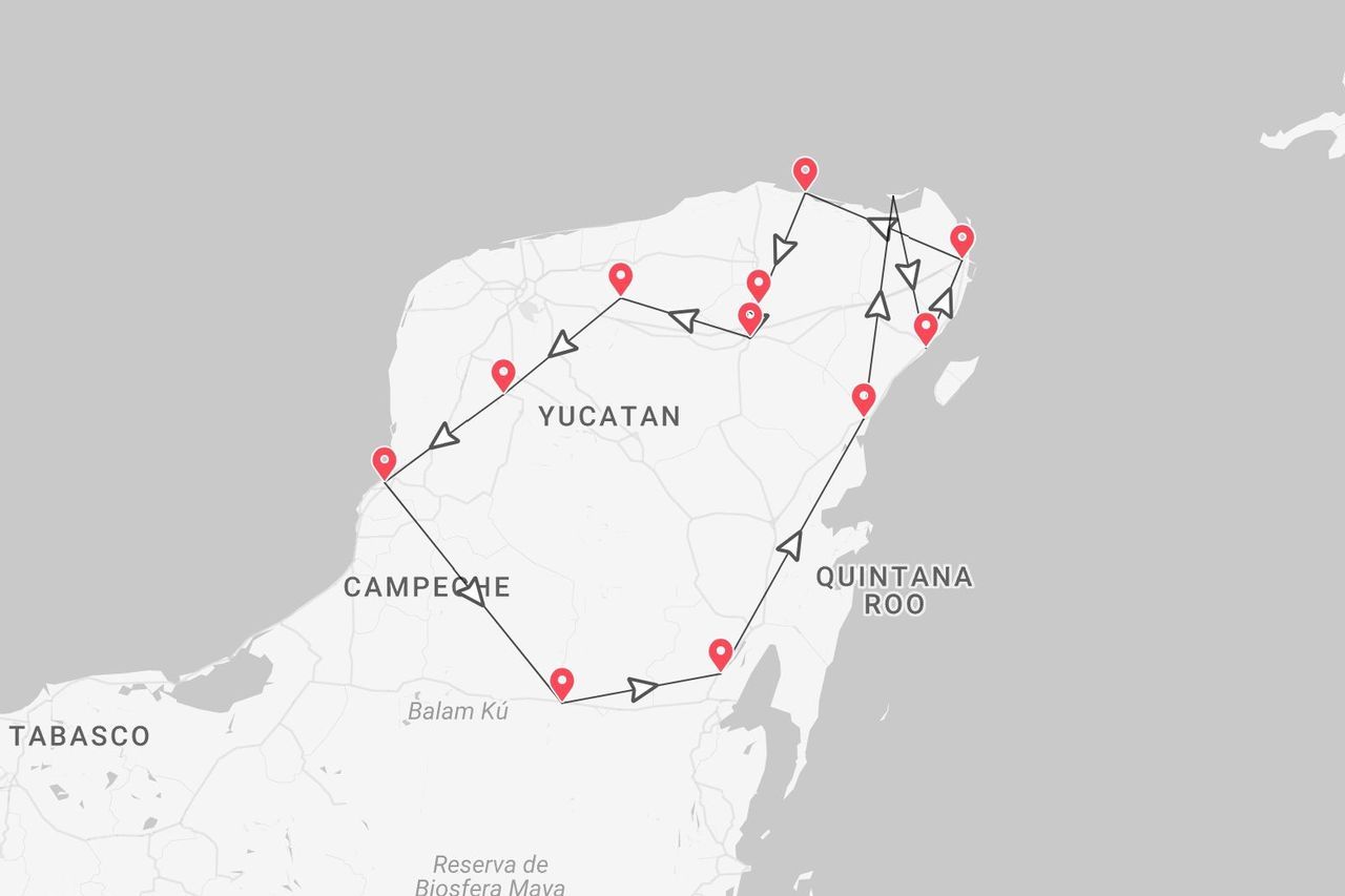 Eine Karte mit einer Reiseroute durch die mexikanischen Bundesstaaten Yucatán, Campeche und Quintana Roo, wobei der Weg mit roten Nadeln und Pfeilen gekennzeichnet ist.