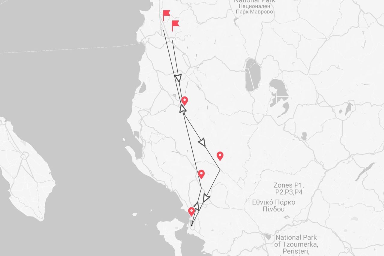 Un mapa que ilustra un itinerario de viaje con chinchetas rojas y flechas direccionales, mostrando una ruta cercana a los parques nacionales de Mavrovo y Tzoumerka.