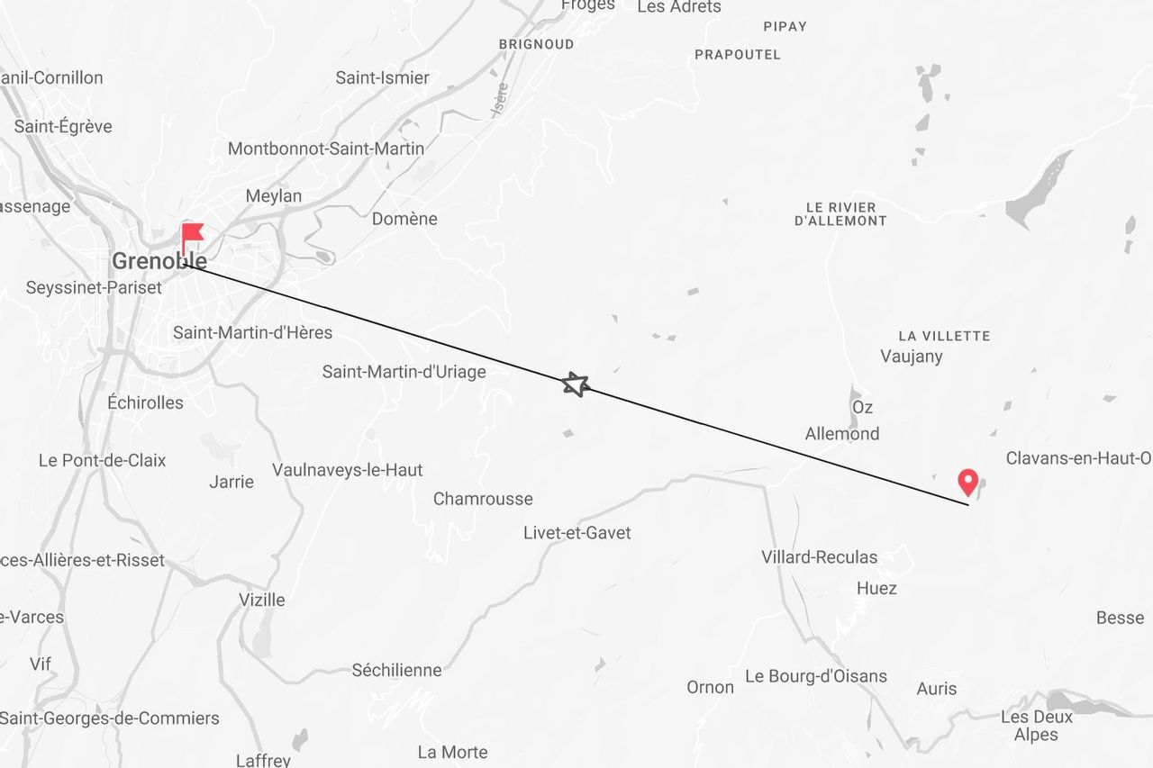 Une carte montrant un itinéraire de voyage de la ville de Grenoble à un point près de Clavans-en-Haut-Oisans en France.