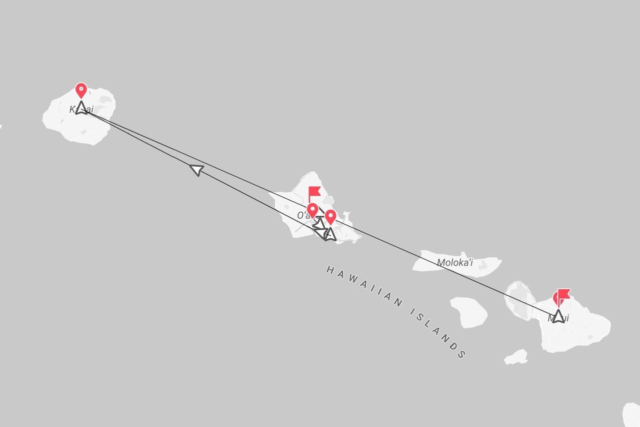 Una mappa delle Isole Hawaii che mostra un itinerario di viaggio che collega le isole di Kaua'i, O'ahu e Maui con punti segnati.