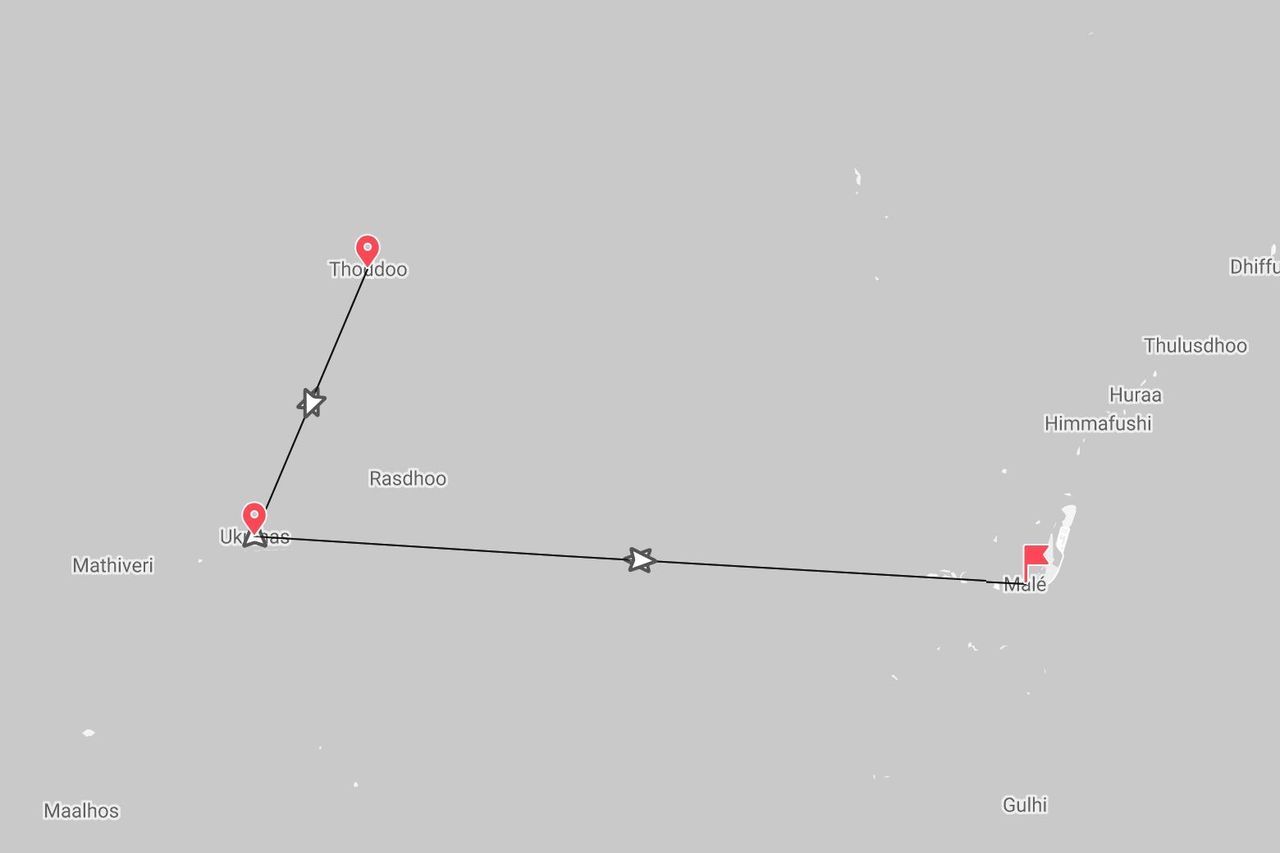 Una mappa che mostra un itinerario di viaggio alle Maldive, che collega le isole di Malé, Ukulhas e Thoddoo.