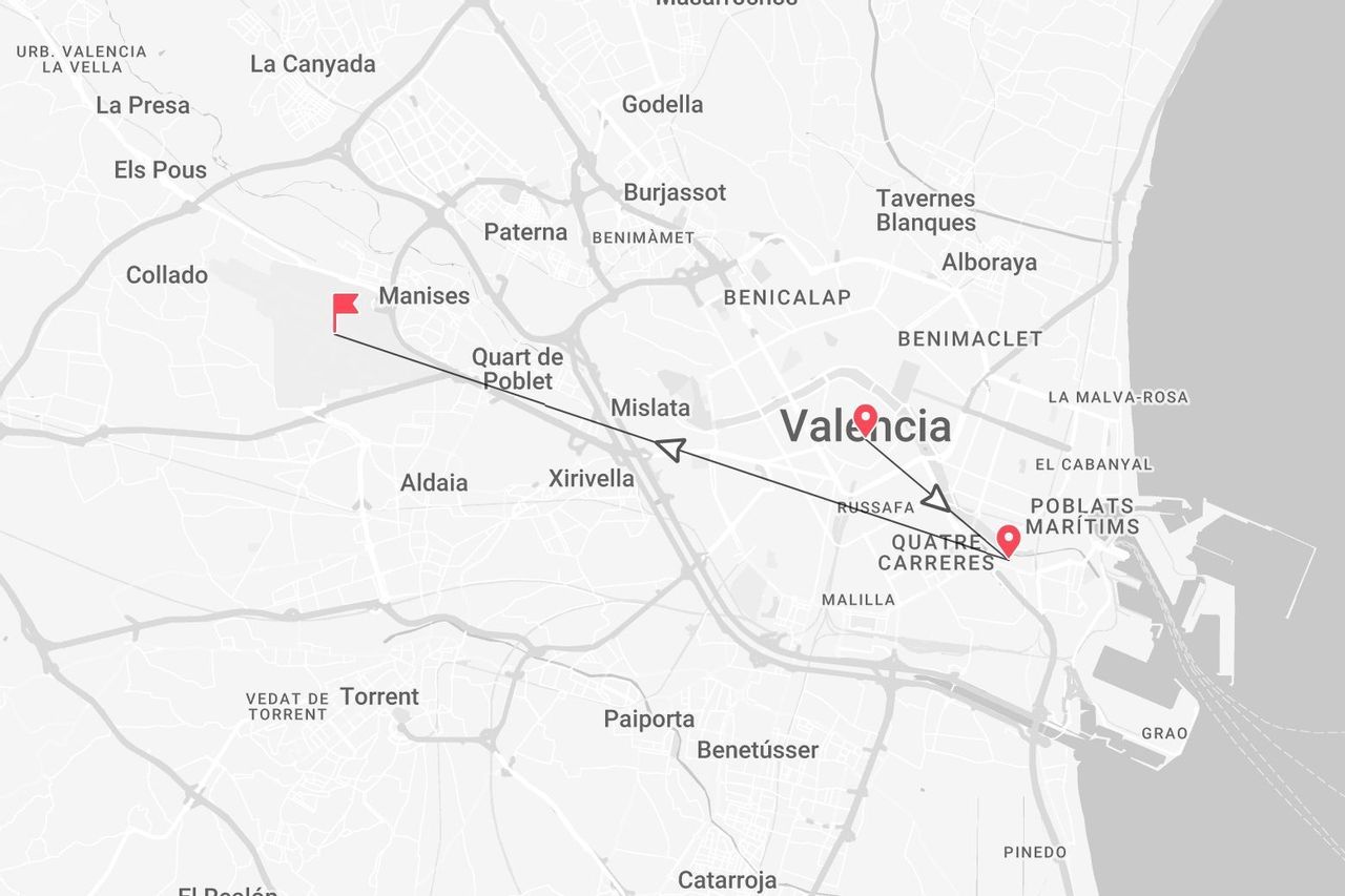 Una mappa di Valencia, Spagna, che mostra un itinerario di viaggio da Manises attraverso il centro città fino al quartiere di Poblats Marítims vicino al porto.