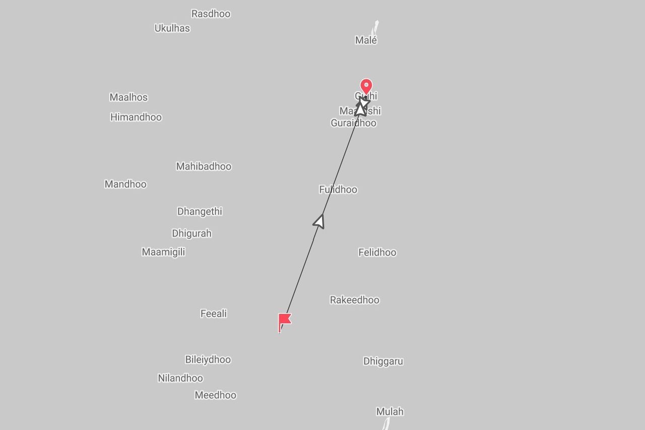 Una mappa delle Maldive che mostra un itinerario di viaggio dall'atollo vicino a Gulhi e Maafushi, in direzione sud.