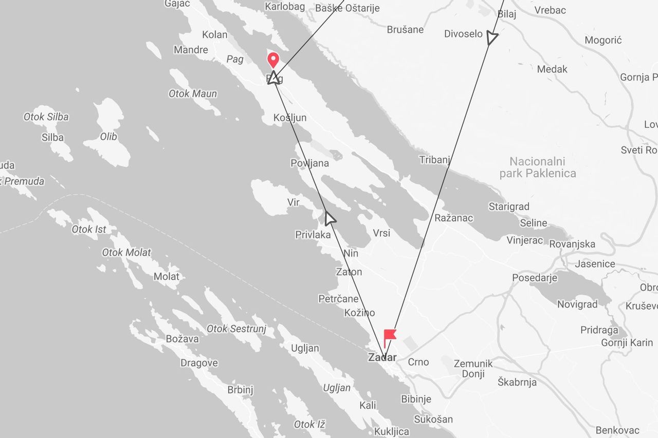 Una mappa della Croazia che mostra un itinerario di viaggio che collega l'isola di Pag alla città di Zara.