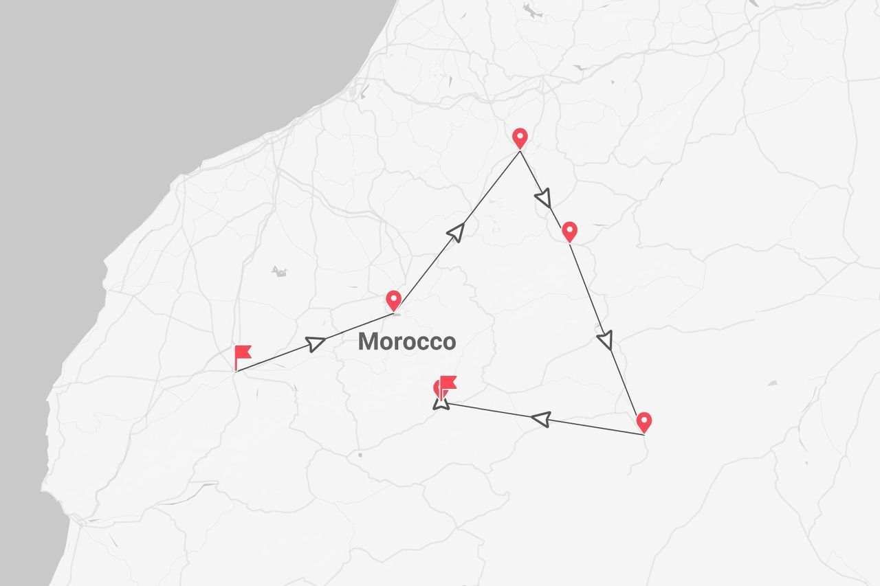 Mappa del Marocco con itinerario di viaggio e percorso tracciato da una linea nera che collega punti di interesse rossi.