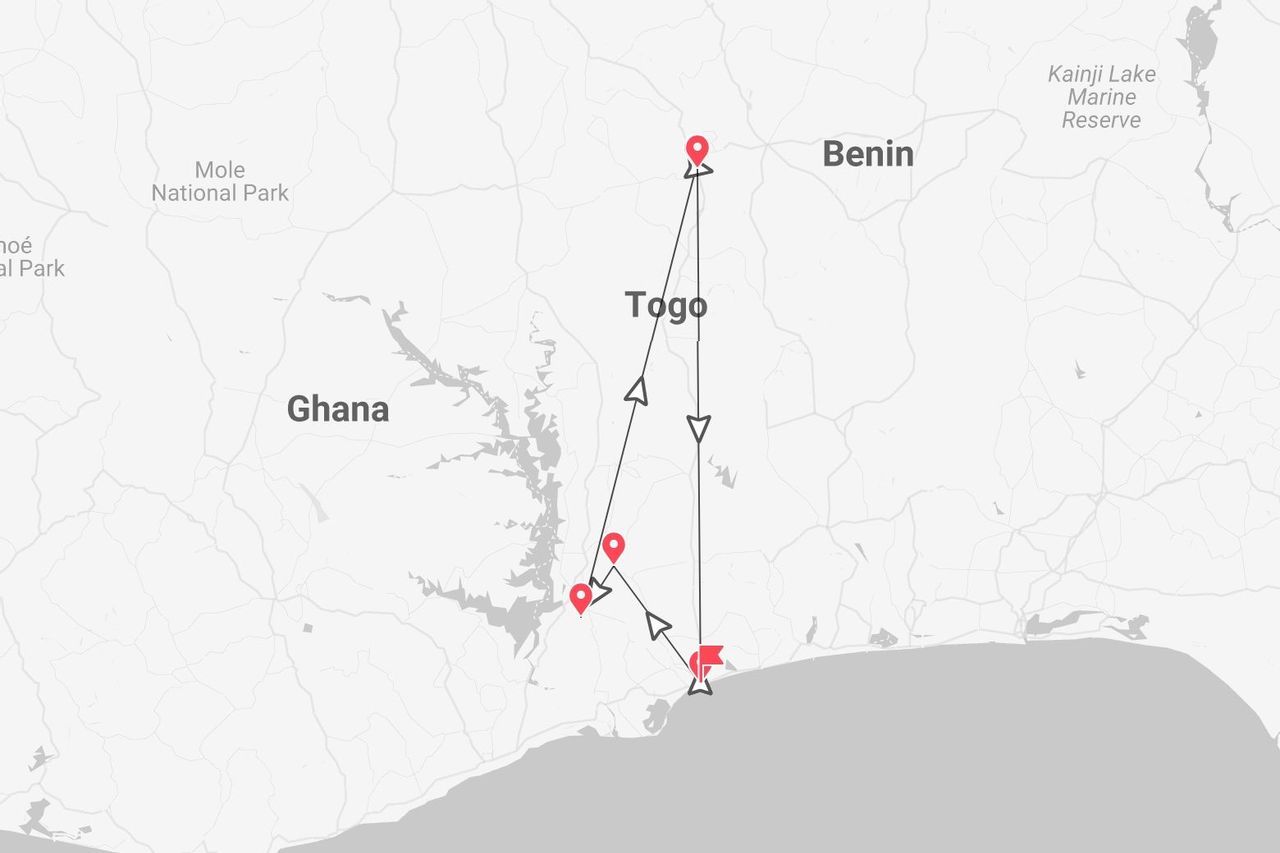 Una mappa che mostra un itinerario di viaggio con segnaposto rossi attraverso i paesi di Ghana, Togo e Benin.
