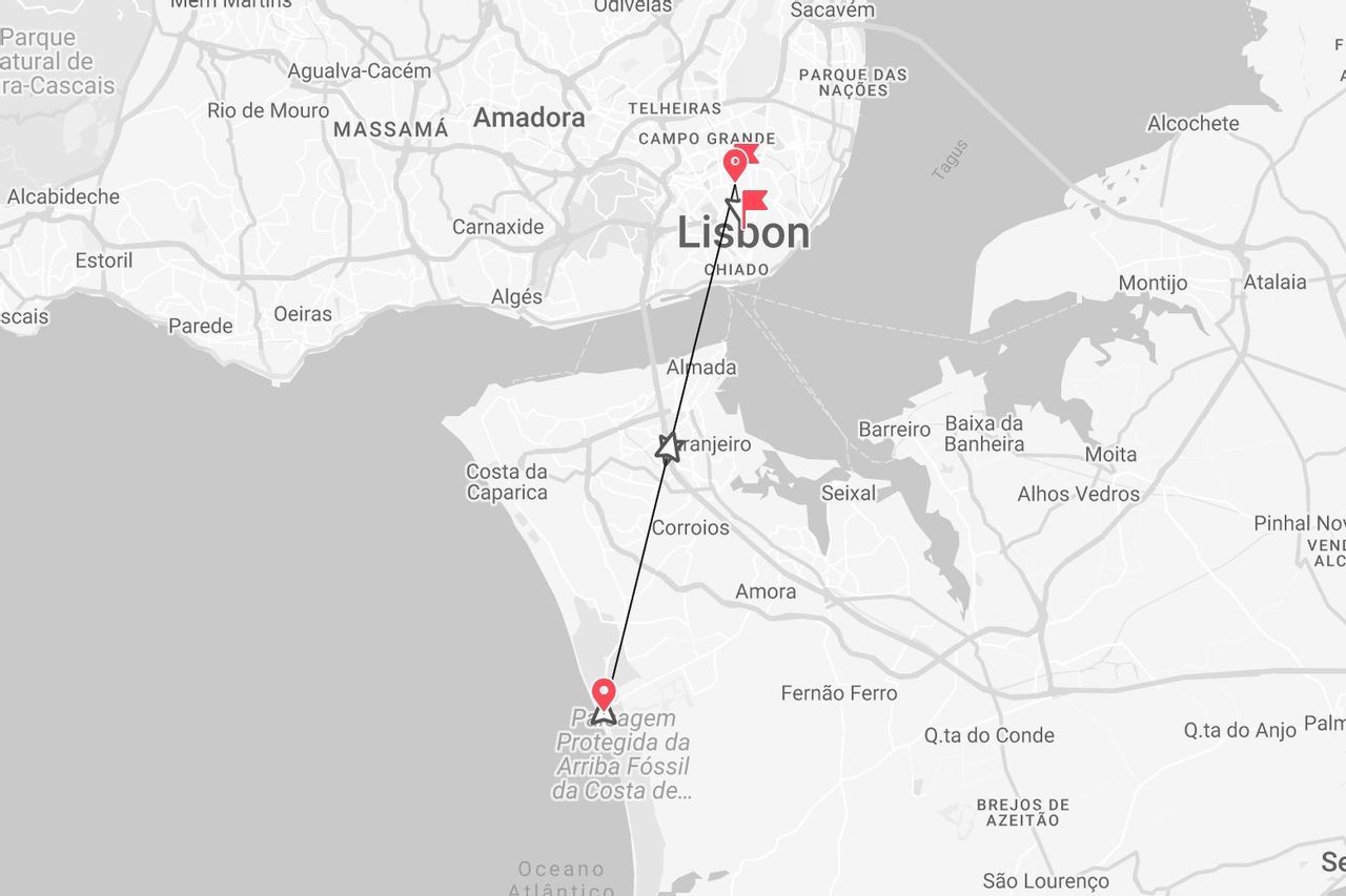 Una mappa in bianco e nero del Portogallo che mostra un itinerario di viaggio da Lisbona a sud verso la Costa da Caparica.