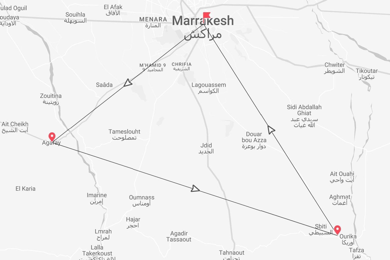 Un mapa de Marruecos mostrando una ruta de viaje triangular conectando Marrakech, Agafay y Ourika.