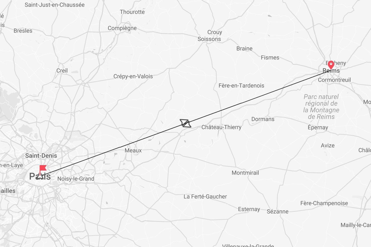 Eine Graustufenkarte, die einen Direktflugweg mit einem Flugzeugsymbol von Paris nach Reims in Frankreich zeigt.