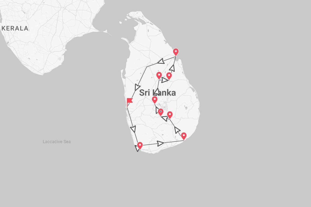 Eine Karte von Sri Lanka zeigt eine Reiseroute mit roten Stecknadeln, die den Weg über die Insel, beginnend an der Westküste, markieren.