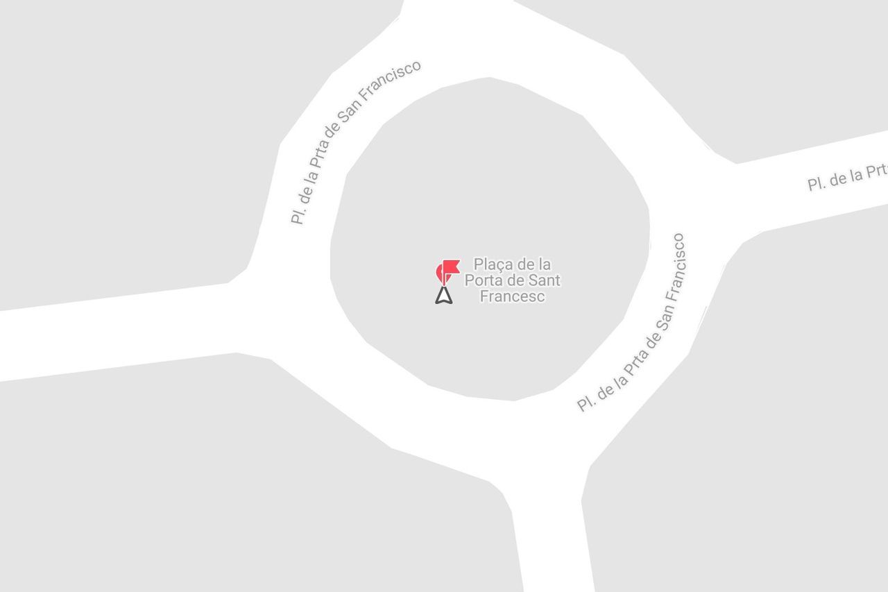 Mappa stradale della Plaça de la Porta de Sant Francesc al centro di una rotonda.