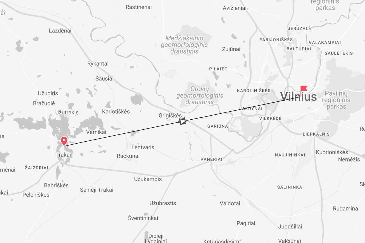 Mappa in bianco e nero di un itinerario di viaggio tra Trakai e Vilnius, Lituania.