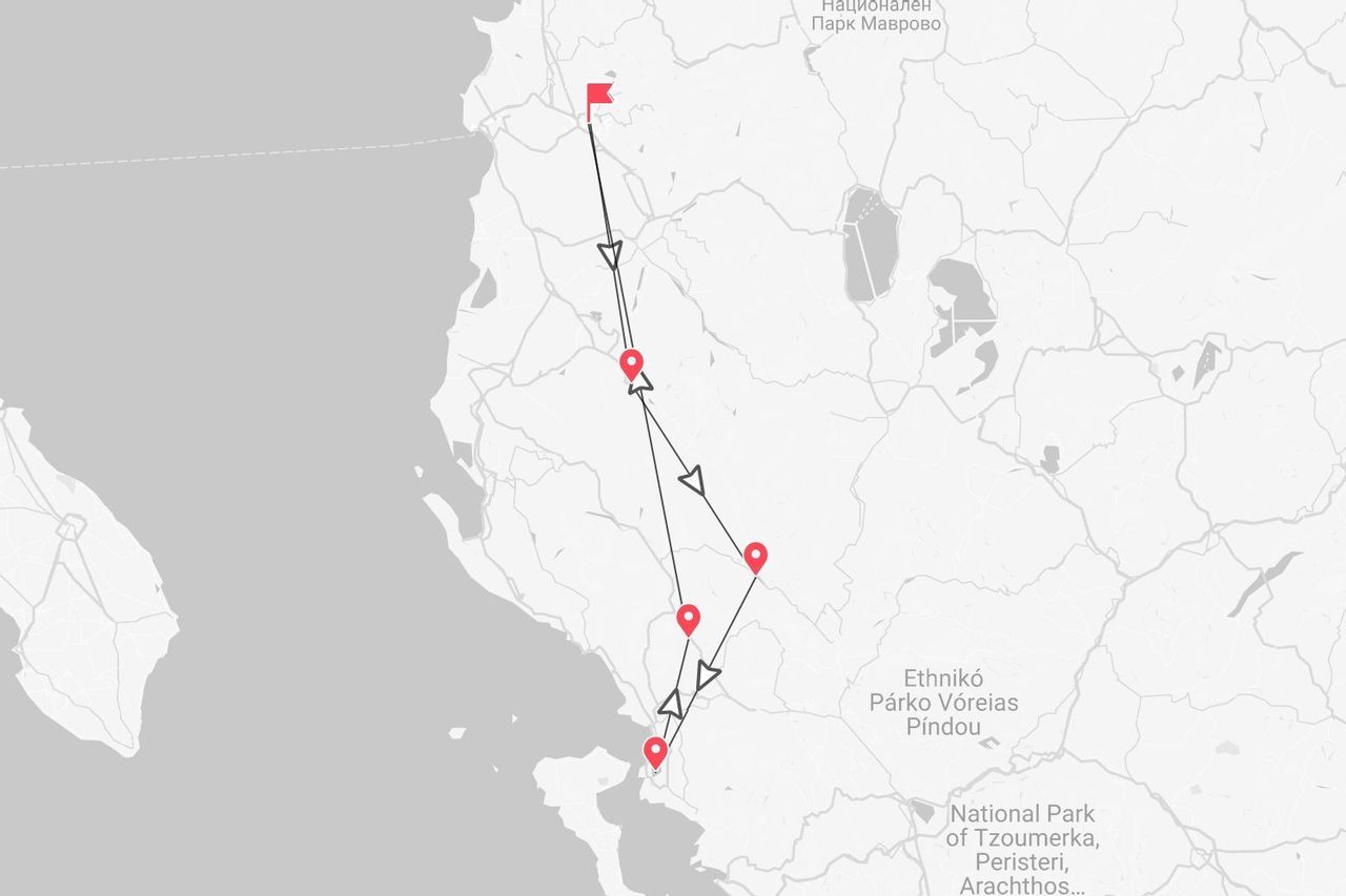 Una mappa di un itinerario di viaggio con tappe segnate che attraversa il Parco Nazionale di Mavrovo e il Parco Nazionale di Tzoumerka.