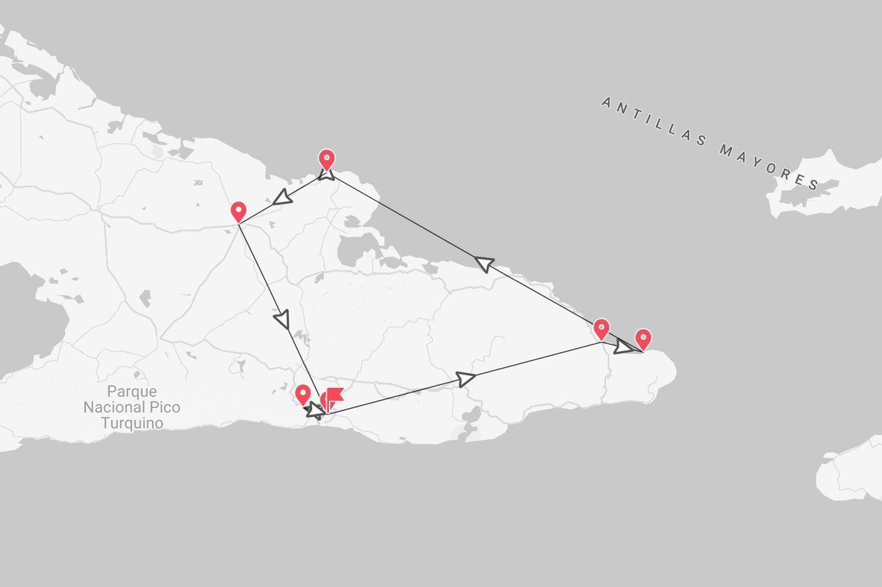 Un mapa de un itinerario por las Antillas Mayores, cerca del Parque Nacional Pico Turquino. La ruta está marcada con una línea, flechas y pines rojos.