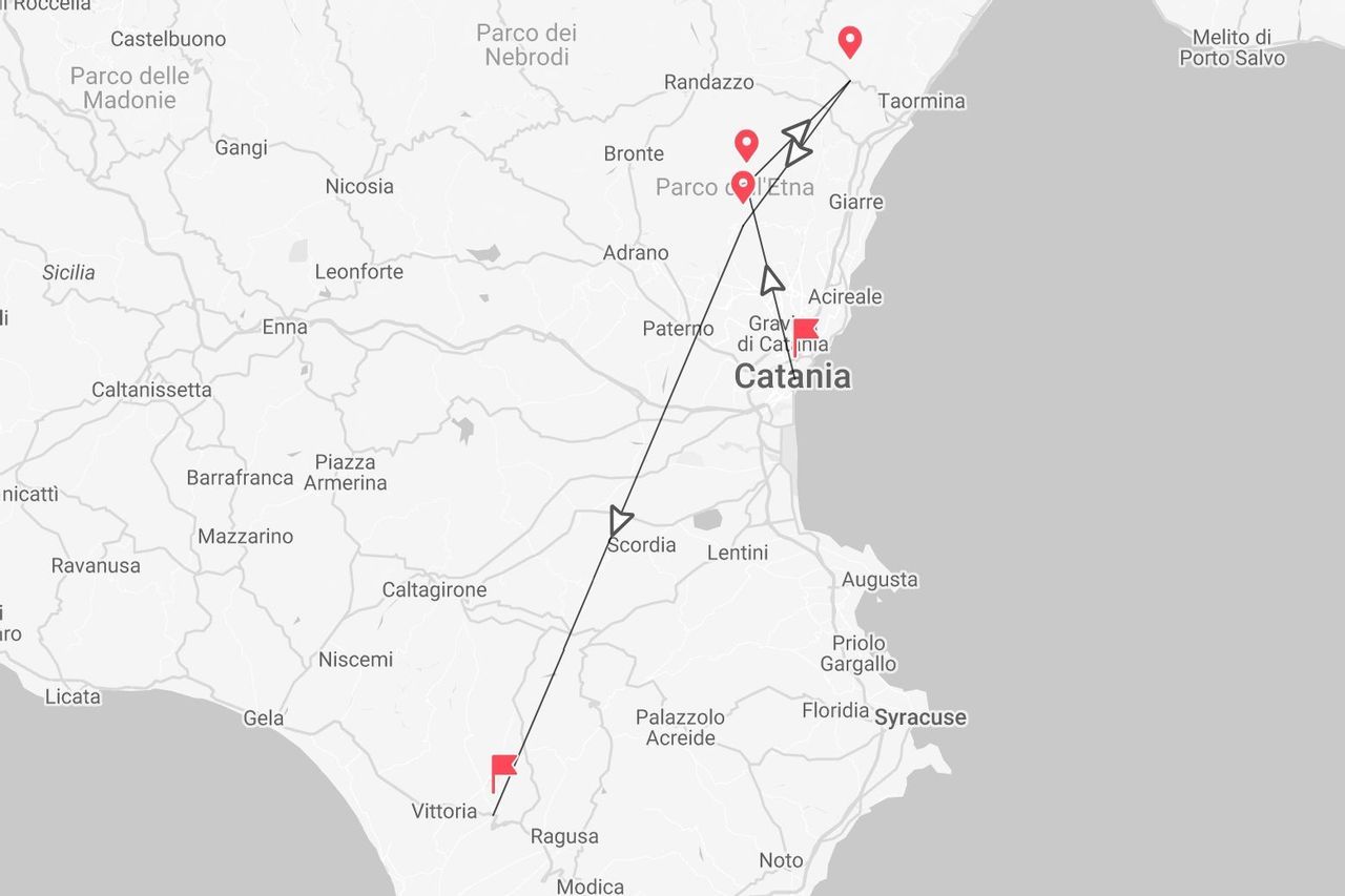 Una mappa della Sicilia orientale che mostra un itinerario di viaggio che collega Vittoria, Catania, il Parco dell'Etna e Taormina.