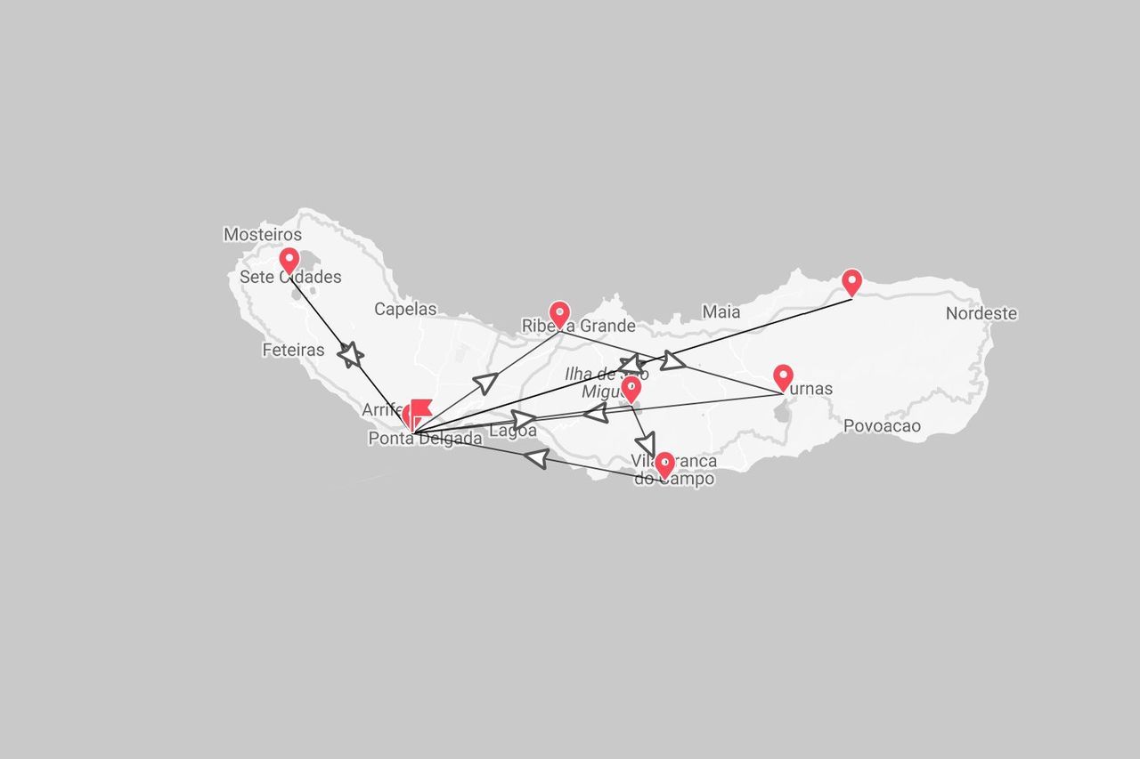 Mappa dell'isola di São Miguel con itinerario di viaggio che collega Ponta Delgada, Sete Cidades, Ribeira Grande e Furnas.