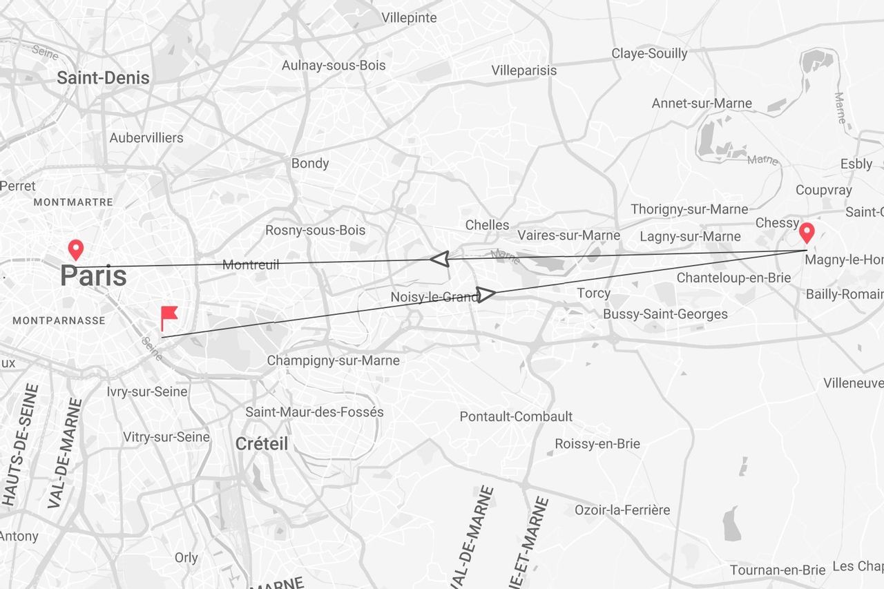 Una mappa in scala di grigi che mostra un percorso da Parigi a Chessy, passando per città come Noisy-le-Grand e Torcy.