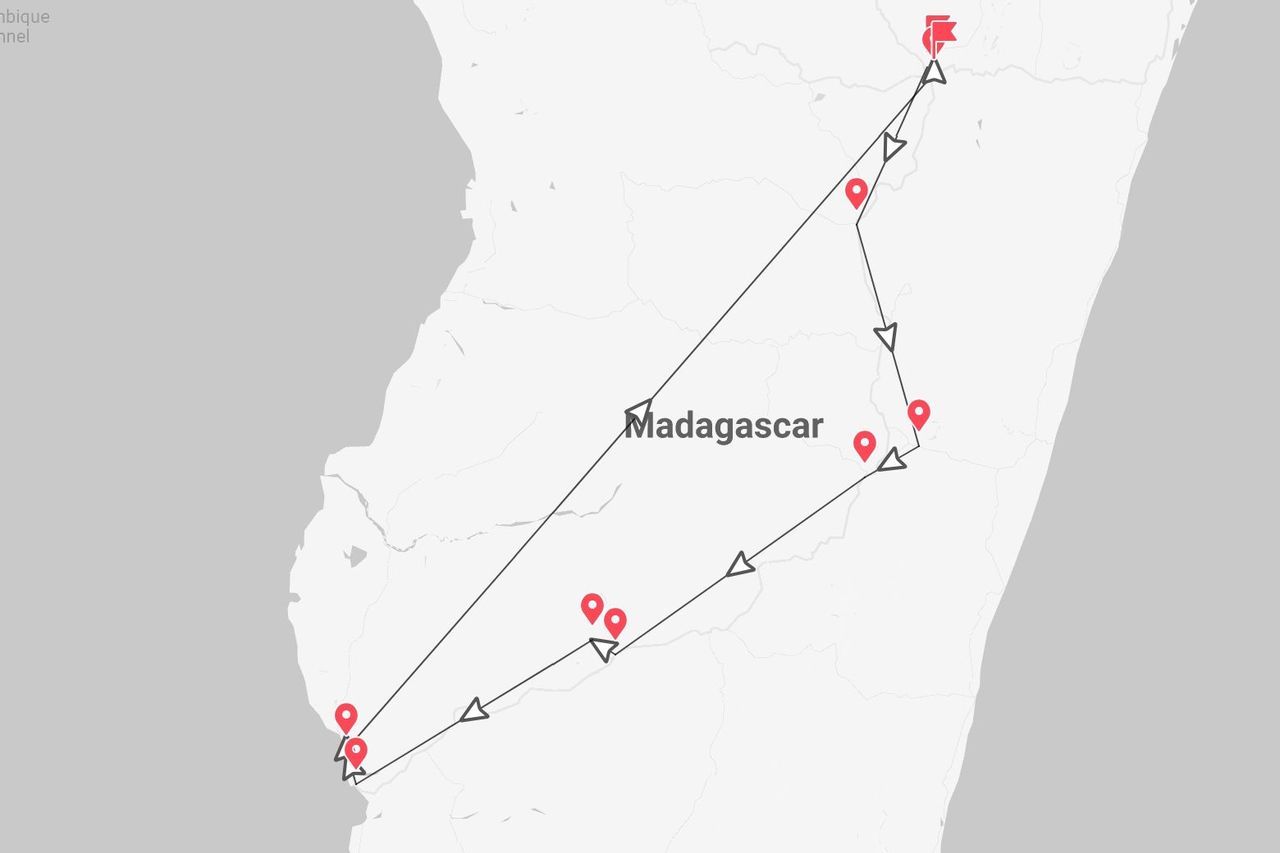 Una mappa del Madagascar che mostra un itinerario di viaggio con segnaposto rossi che indicano varie tappe lungo un percorso tracciato.