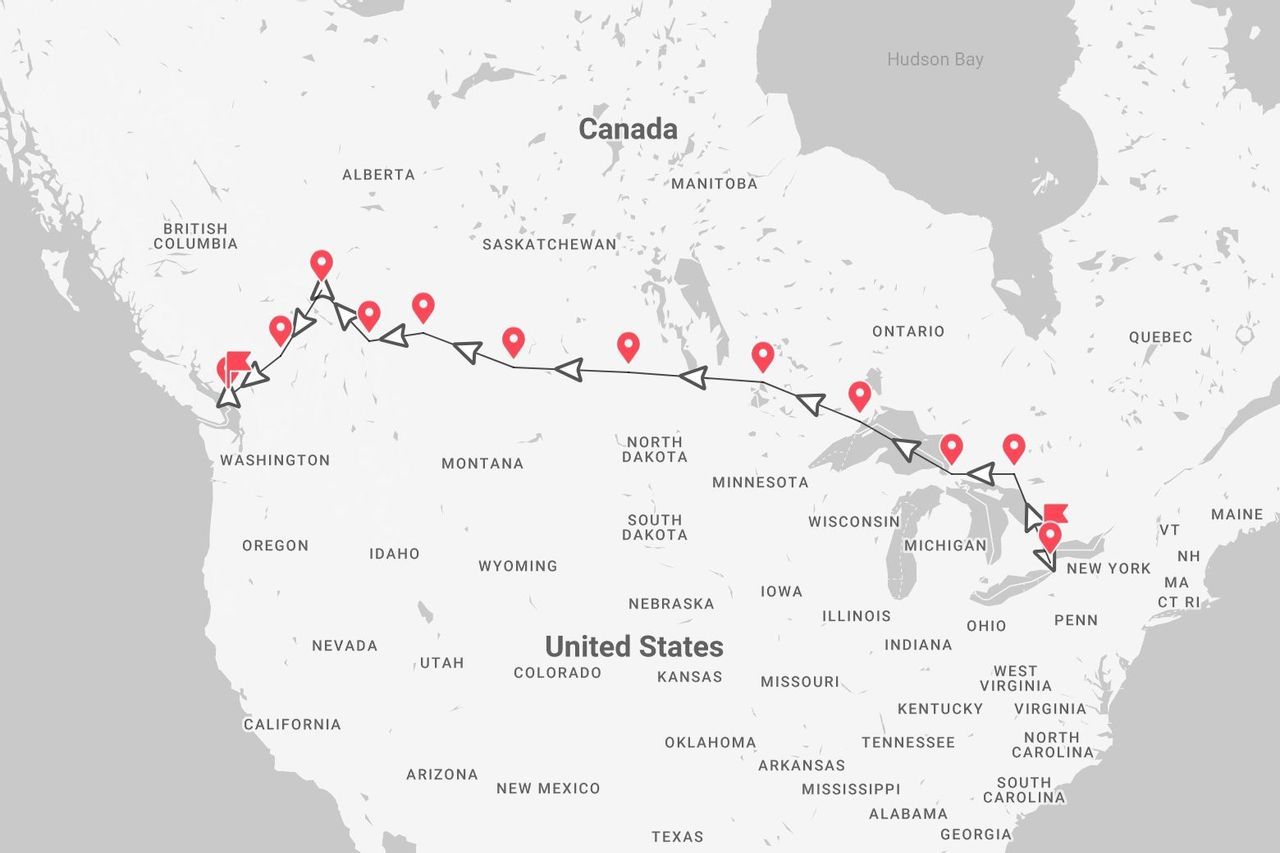 Una mappa che mostra un itinerario di viaggio attraverso il Canada, con partenza dalla Columbia Britannica e arrivo a New York, con segnaposto che indicano le tappe lungo il percorso.