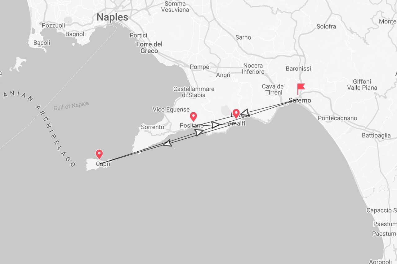 Una mappa in scala di grigi della Costiera Amalfitana, che mostra un itinerario di viaggio da Salerno ad Amalfi, Positano e Capri.