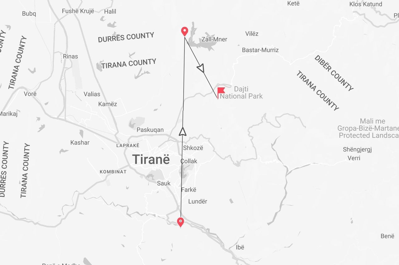 Una mappa dell'Albania che illustra un itinerario di viaggio nella contea di Tirana, con inizio vicino a Tirana e proseguimento verso il Parco Nazionale di Dajti.