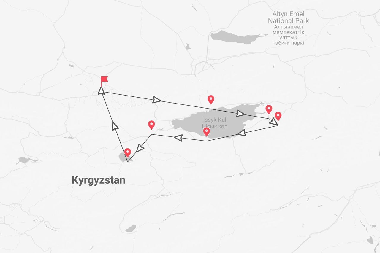 Una mappa del Kirghizistan che mostra un itinerario di viaggio con tappe intorno al lago Issyk Kul e verso il Parco Nazionale Altyn Emel.