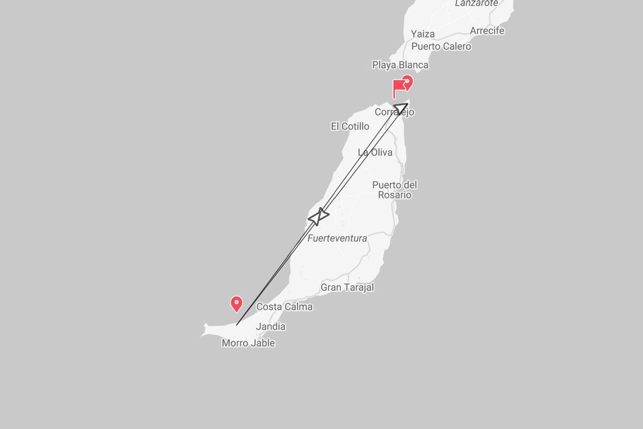 Une carte en niveaux de gris de Fuerteventura montrant un itinéraire de voyage de Costa Calma à Corralejo, avec la pointe sud de Lanzarote visible.