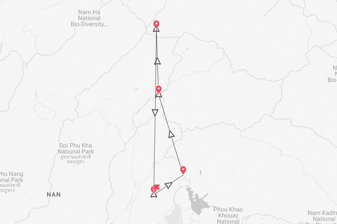 Eine Karte mit einer Reiseroute und Wegpunkten in der Nähe der Nationalparks Nam Ha, Doi Phu Kha und Phou Khao Khouay.
