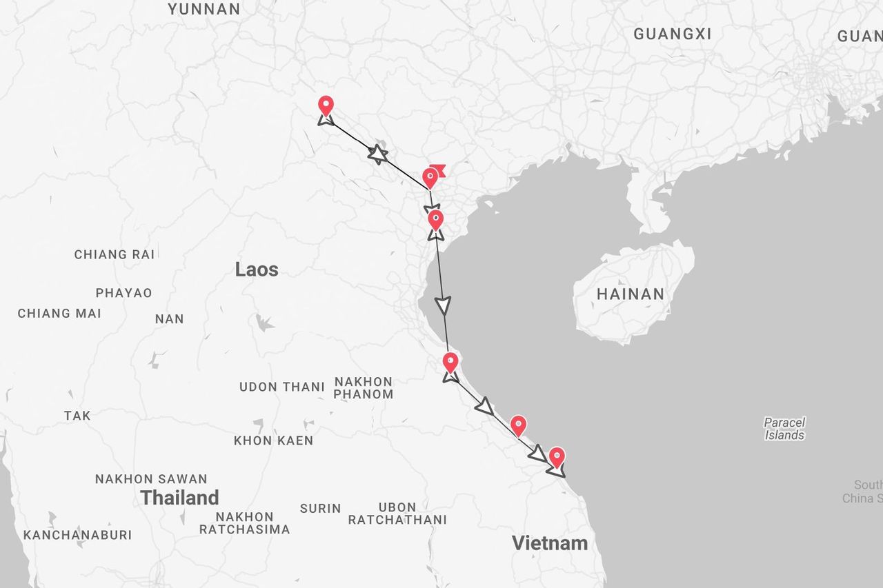 Una mappa dell'itinerario di viaggio che mostra un percorso attraverso il Laos e lungo la costa del Vietnam, con le tappe segnate da puntine.